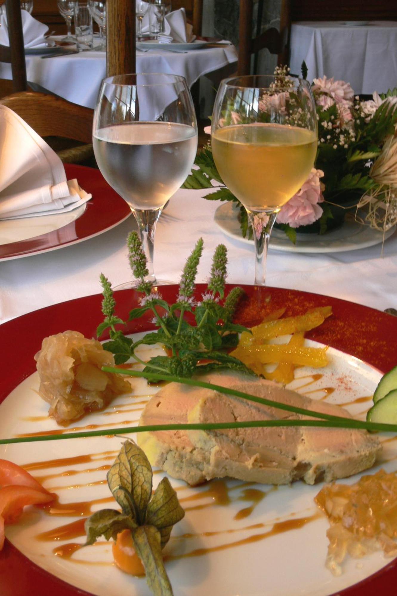 Logis - Chateau De La Motte - Hotel & Restaurant Liessies Eksteriør billede