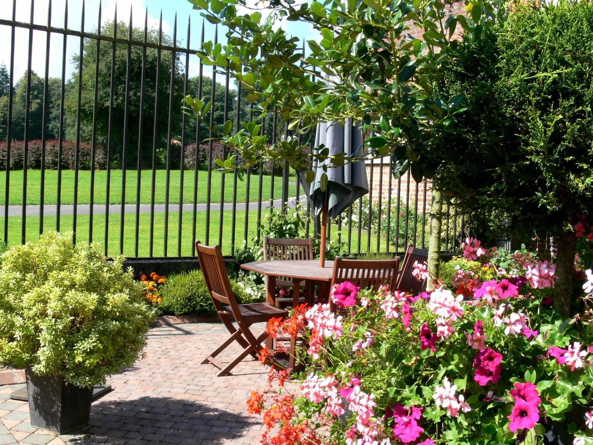 Logis - Chateau De La Motte - Hotel & Restaurant Liessies Eksteriør billede